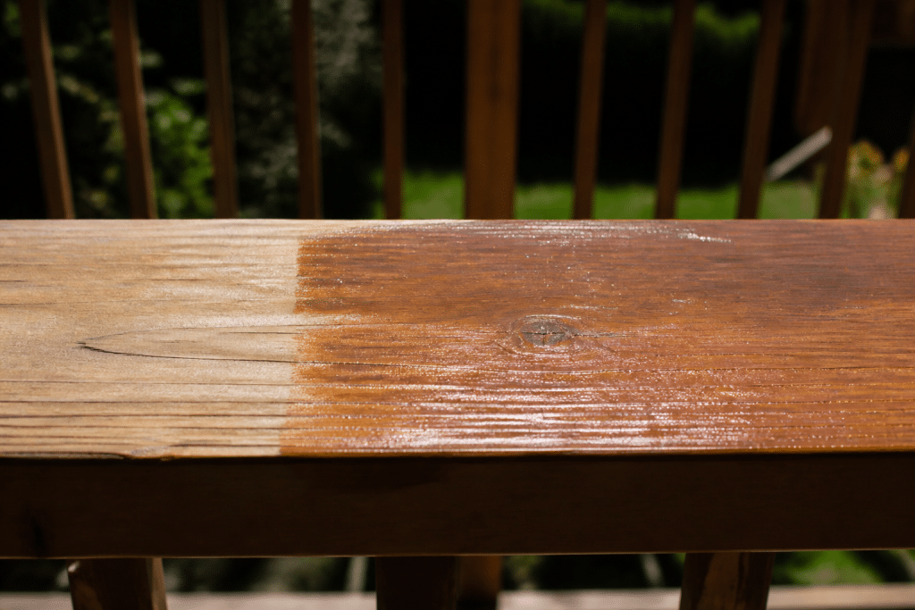 Bois peint avec lasure protectrice en couches croisées