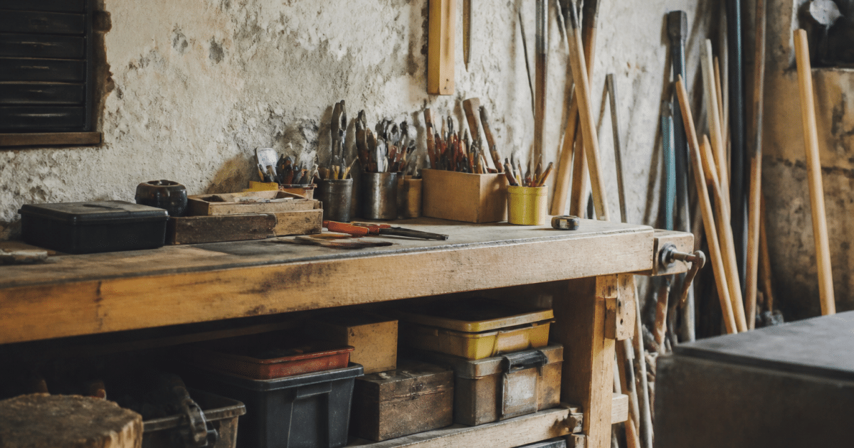 Etabli de bois supportant outils et materiel de bricolage ranges