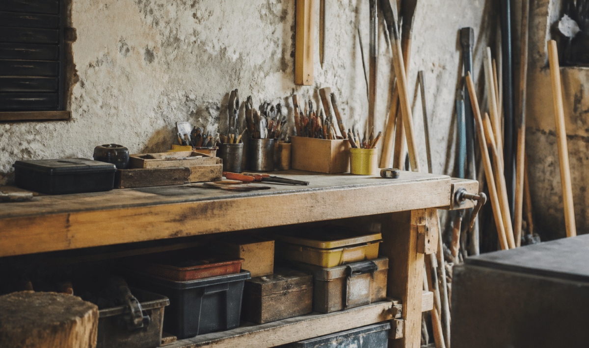 Etabli de bois supportant outils et materiel de bricolage ranges