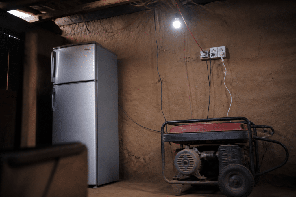 Petit generateur electrique alimentant refrigerateur et lampes