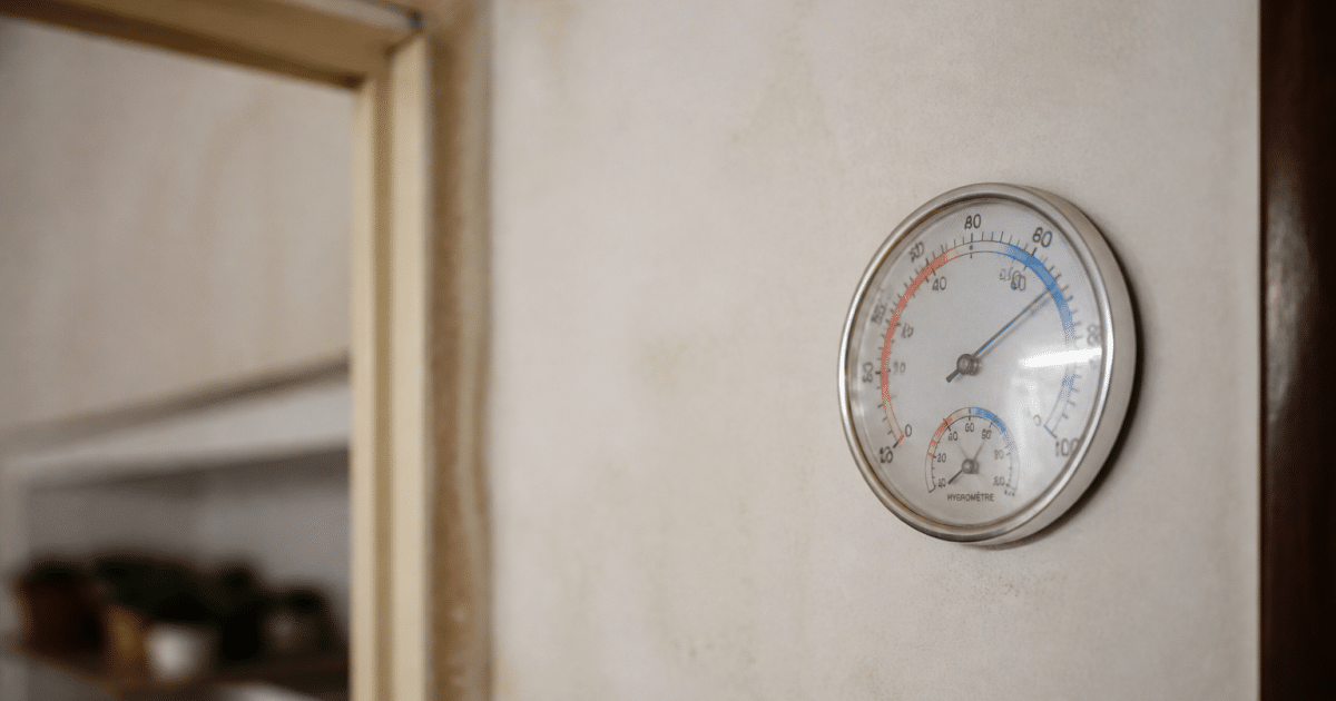 Hygrometre affiche taux humidite eleve sur mur interieur maison