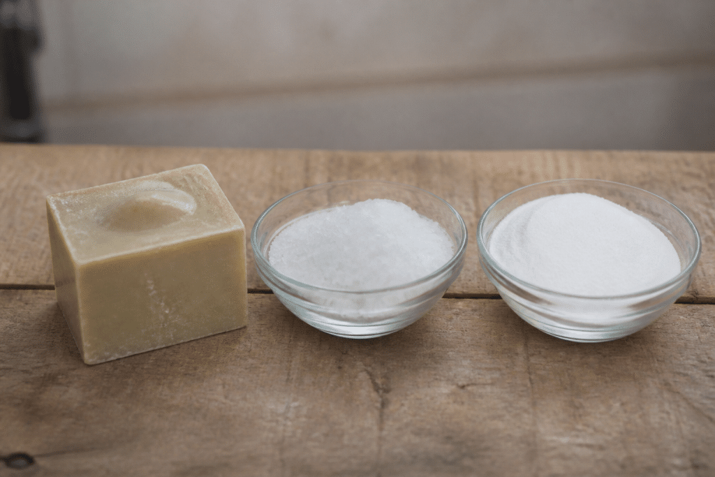 Savon Marseille, cristaux soude et bicarbonate blancs alignes