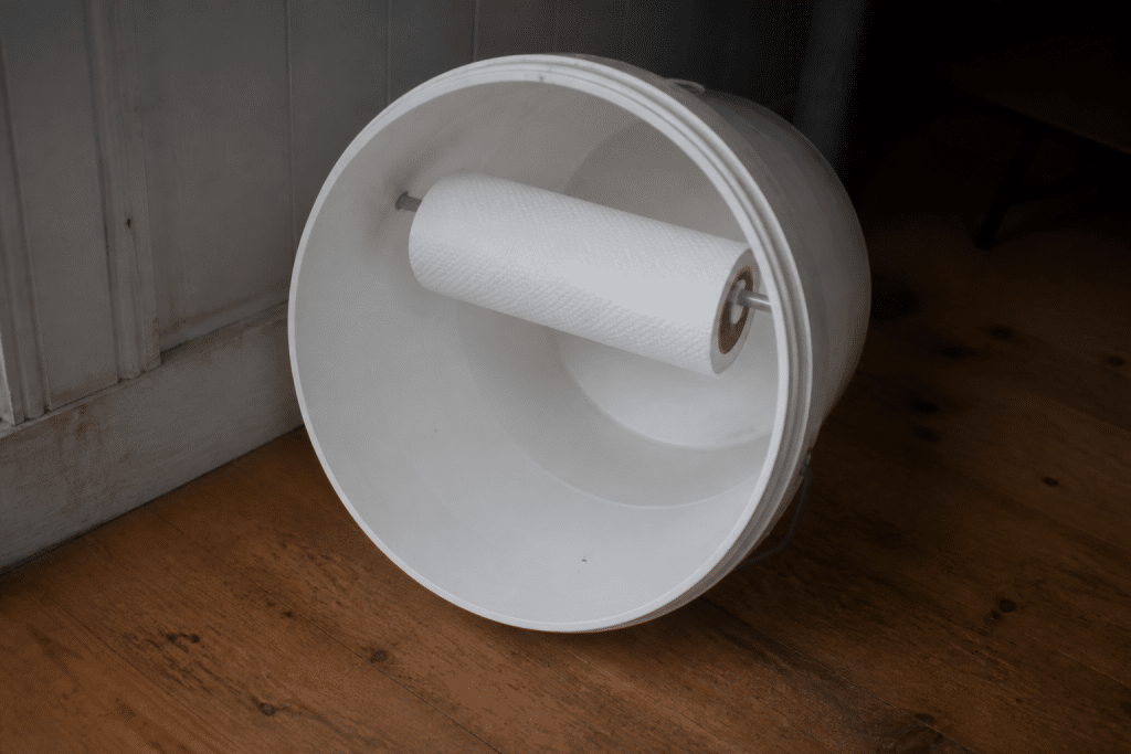 Seau blanc avec rouleau papier basculant pour capturer souris