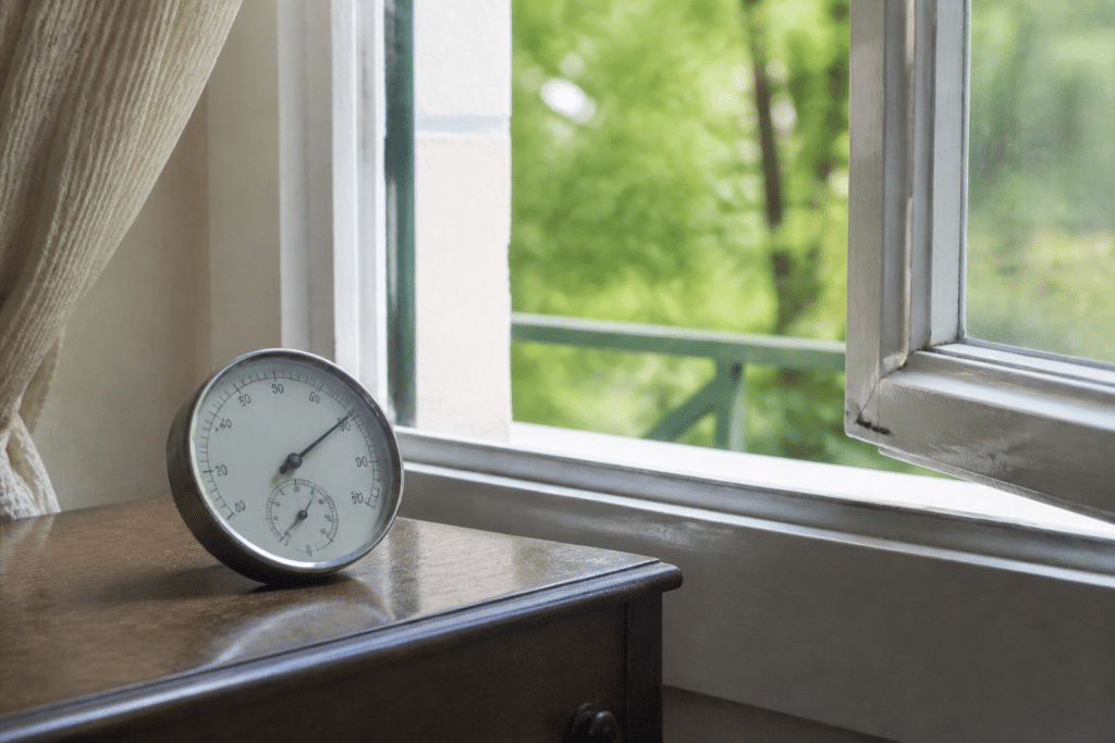 Hygrometre mesurant humidite pres fenetre ouverte