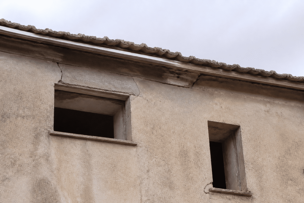 Fissures toiture et ouvertures non protegees sur facade maison
