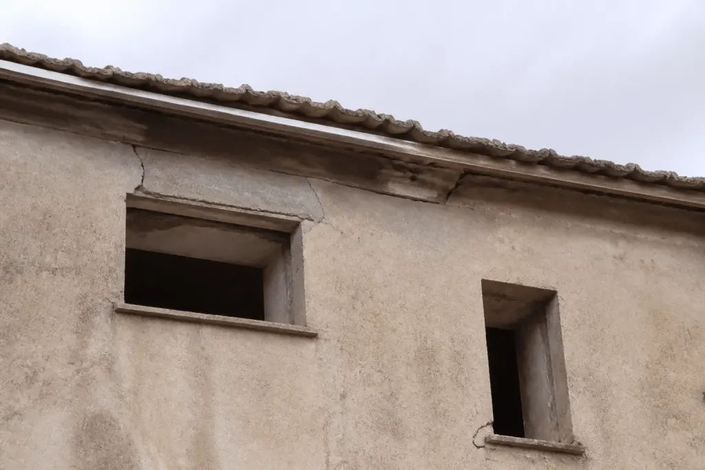 Fissures toiture et ouvertures non protegees sur facade maison