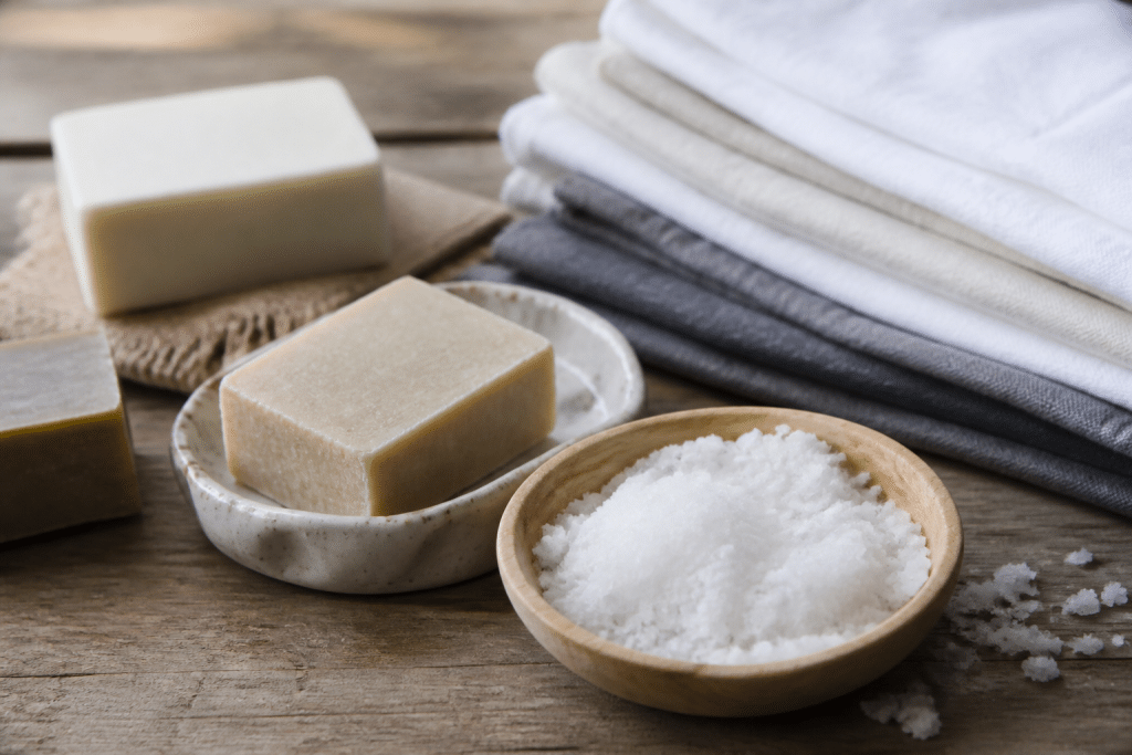 Savons naturels et cristaux blancs pour différents types de tissus