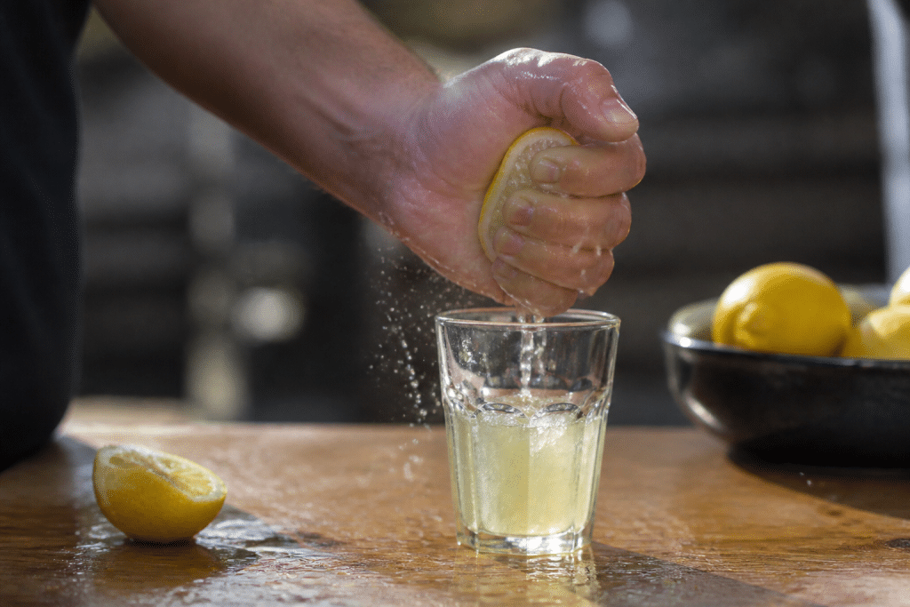 Citron jaune pressé dans verre avec spray