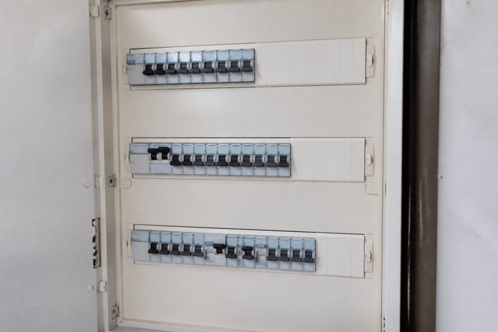 Tableau electrique trois rangees avec modules disjoncteurs organises