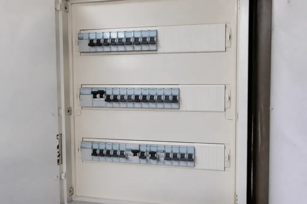 Tableau electrique trois rangees avec modules disjoncteurs organises