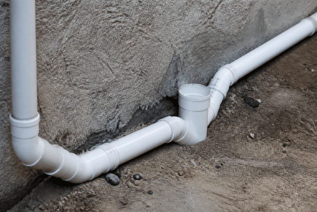 Tuyaux PVC blanc avec coudes et raccords de plomberie