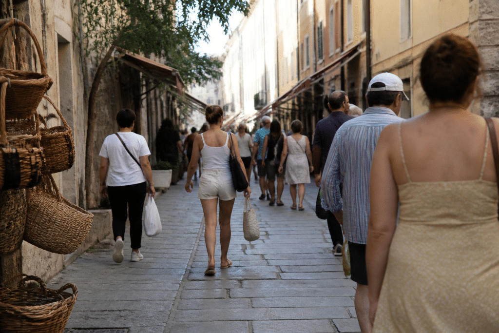 Rue animee d'Ajaccio avec commerces et passants en journee