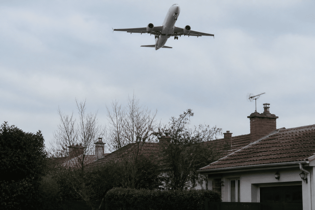 Avions survolant maisons residentielles pres aeroport Bordeaux