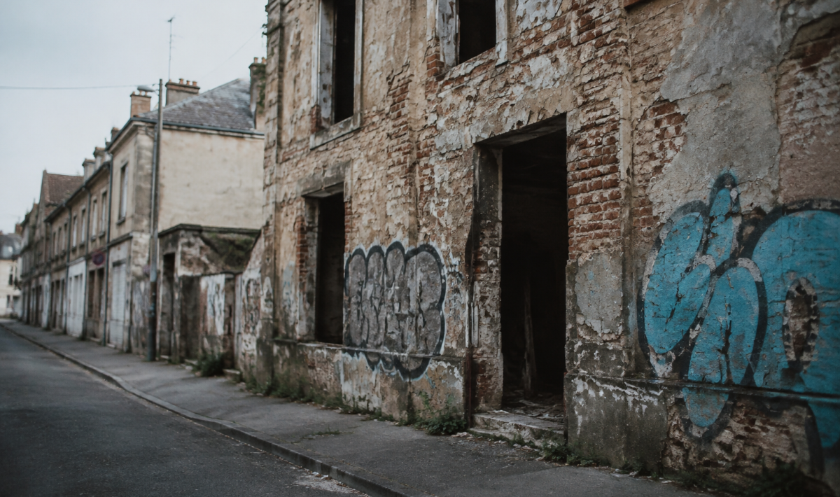 Facades degradees immeubles vides graffitis rues urbaines sombres