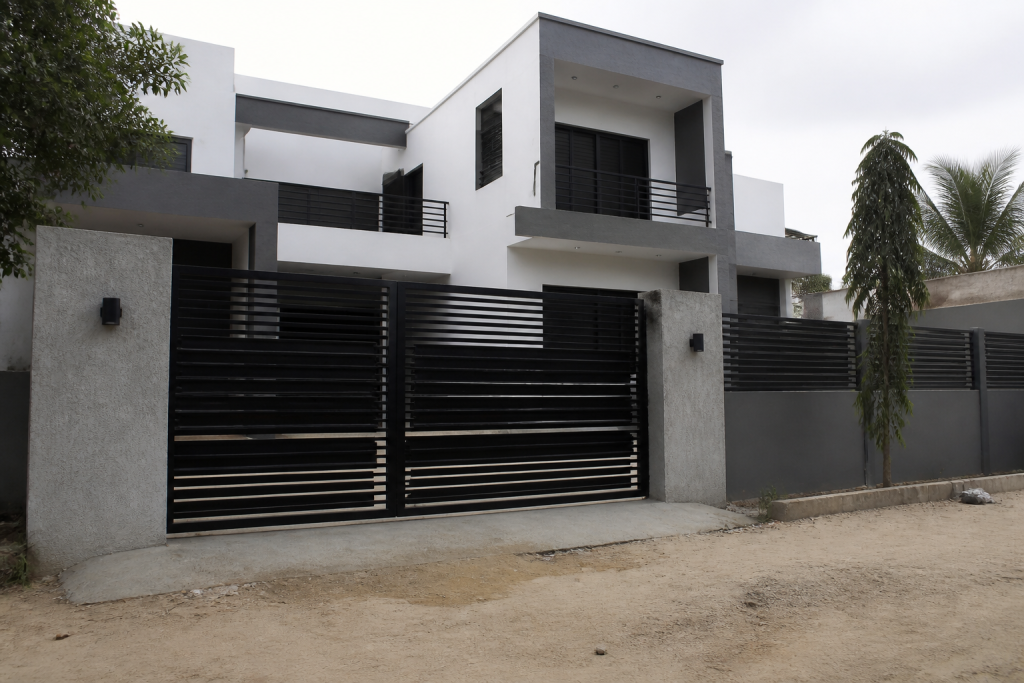 Maisons modernes fermees par portails metalliques