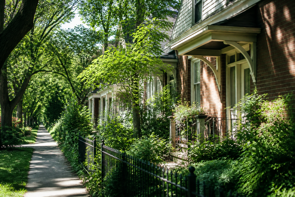 Maisons paisibles avec jardins, rues tranquilles et arbres