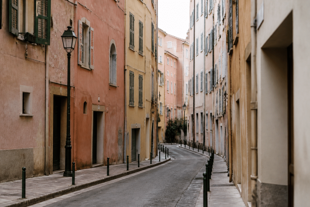 Rue calme d'Ajaccio avec facades colorees et lampadaires