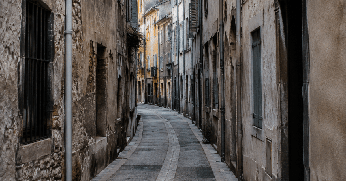 Rues etroites avec facades delabrees dans quartier urbain ancien