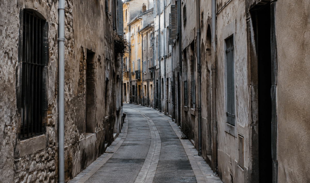 Rues etroites avec facades delabrees dans quartier urbain ancien