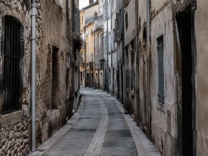 Rues etroites avec facades delabrees dans quartier urbain ancien