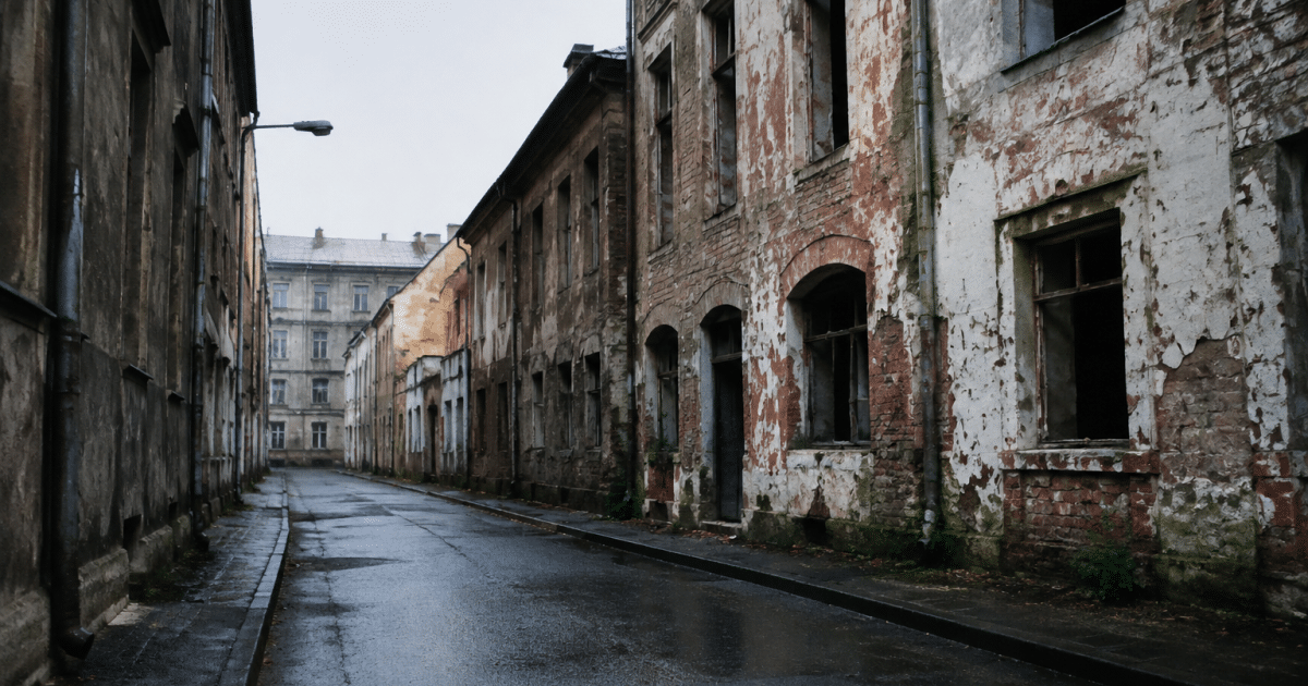 Rue urbaine sombre avec facades degradees et bâtiments abandonnes