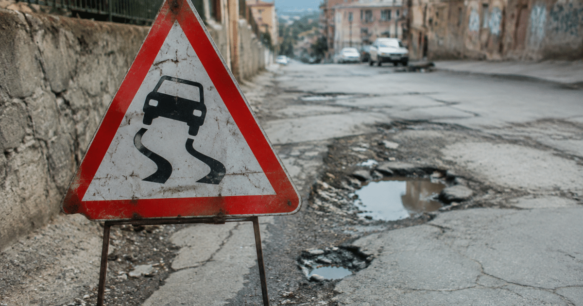 Panneaux avertissement rues délabrées quartier urbain dangereux