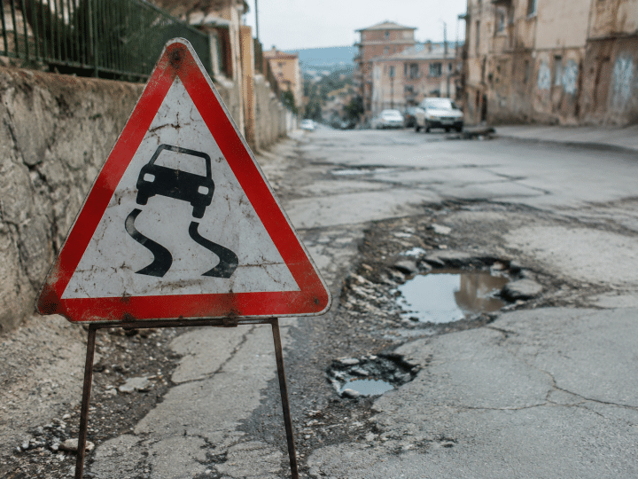 Panneaux avertissement rues délabrées quartier urbain dangereux