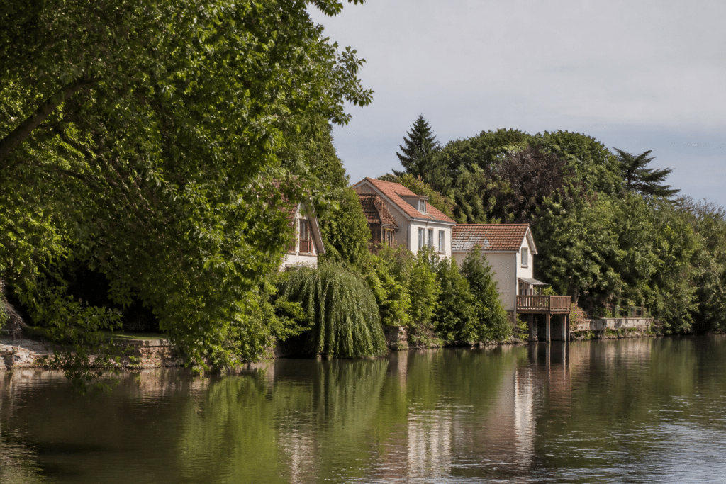 Maisons riveraines avec arbres bordant la Marne calme