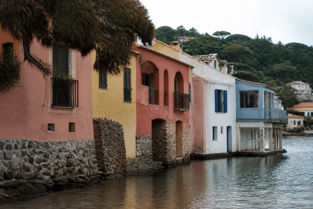 Facades colorees port historique maisons residentielles quartier
