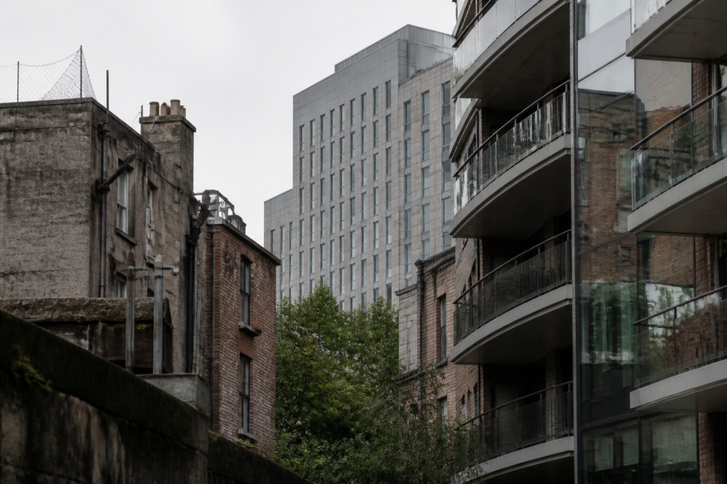Quartiers urbains montrant contrasts architecturaux et variations visuels