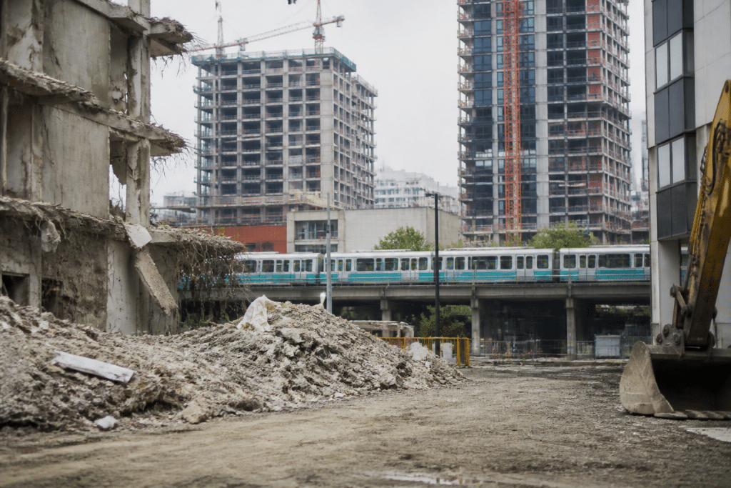 Chantier de demolition avec nouvelles constructions et metro en arriere-plan