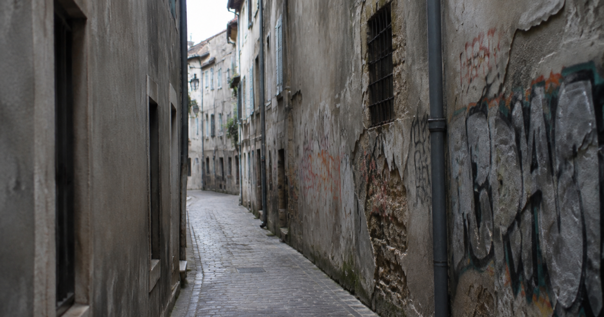 Rues etroites facades grises avec graffiti degradation visible