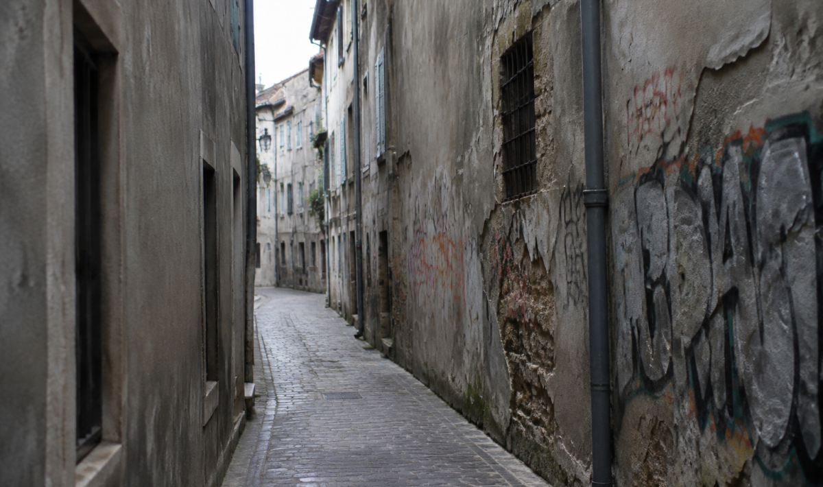 Rues etroites facades grises avec graffiti degradation visible