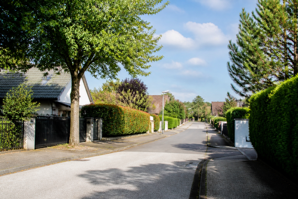 Rues residentielles calmes avec pavillons et verdure