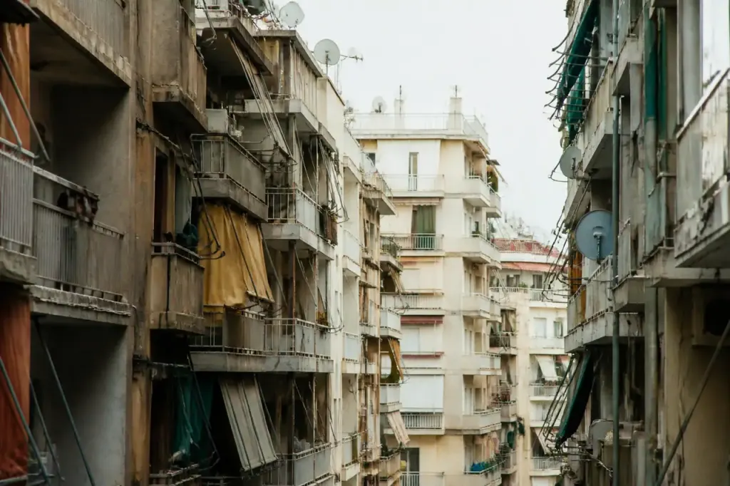 Barres d'immeubles serrees avec balcons et antennes