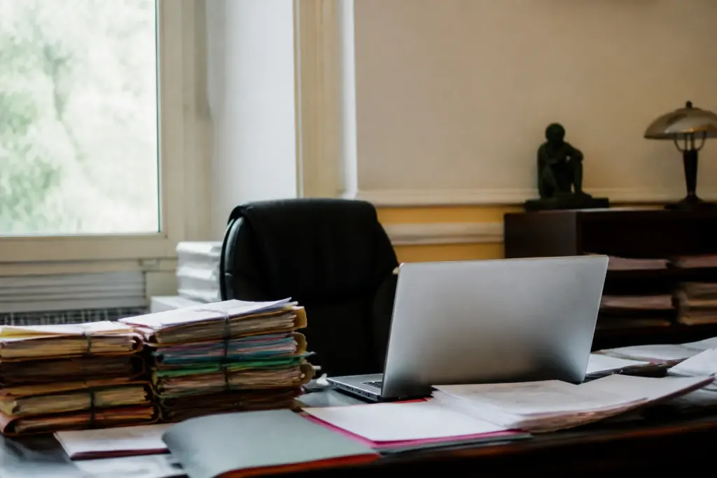 Bureau de mairie avec dossiers et ordinateur portable