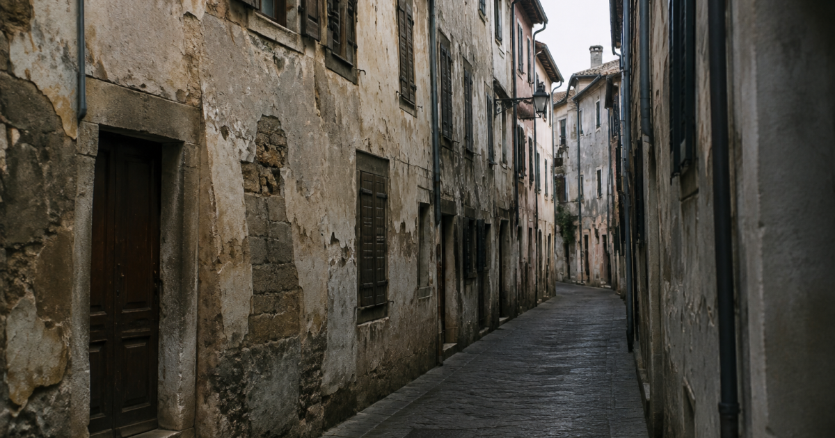 Facades deteriores bordant une rue etroite et sombre