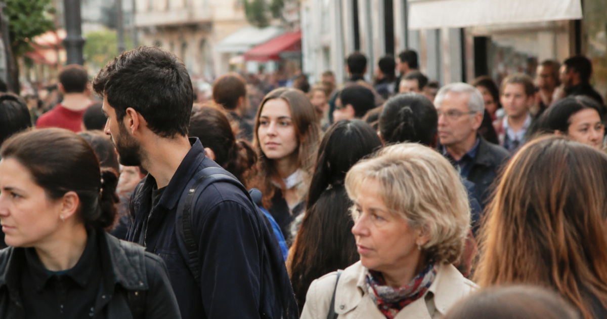 Foule serree de residents dans rue principale