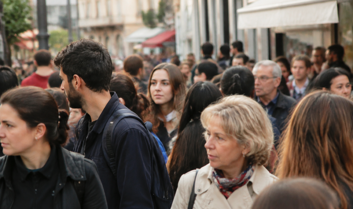 Foule serree de residents dans rue principale