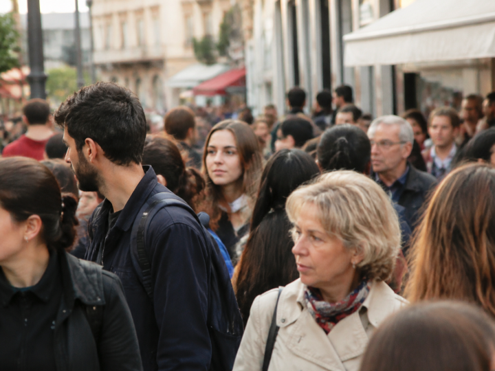 Foule serree de residents dans rue principale