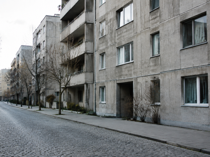 Immeuble beton gris dominant rues pave desertes