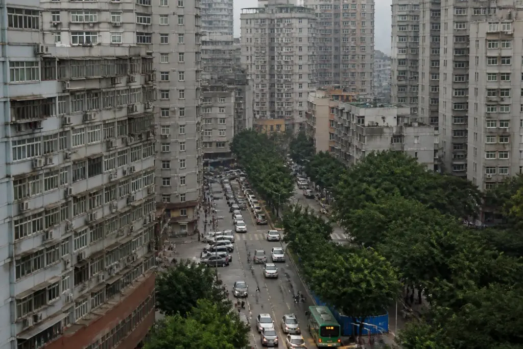 Immeubles gris et rues animees vues du ciel