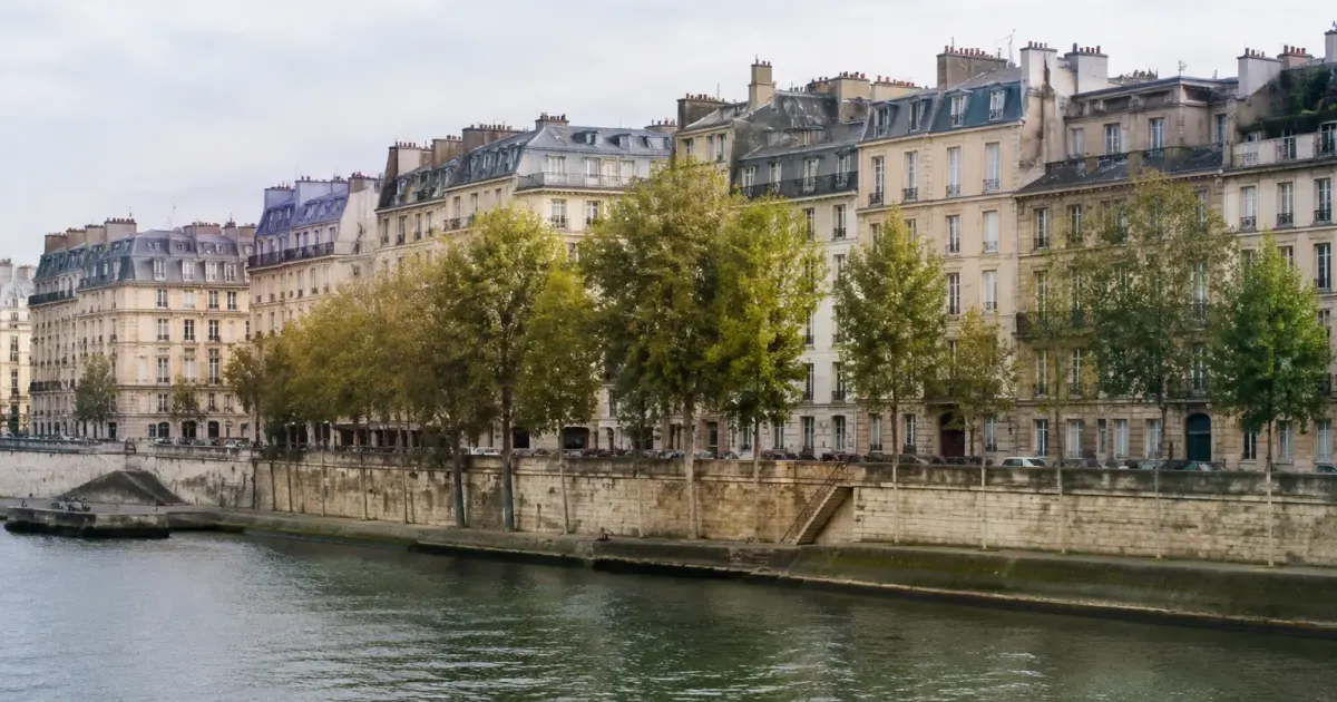 Immeubles residentiels alignes le long de la Seine