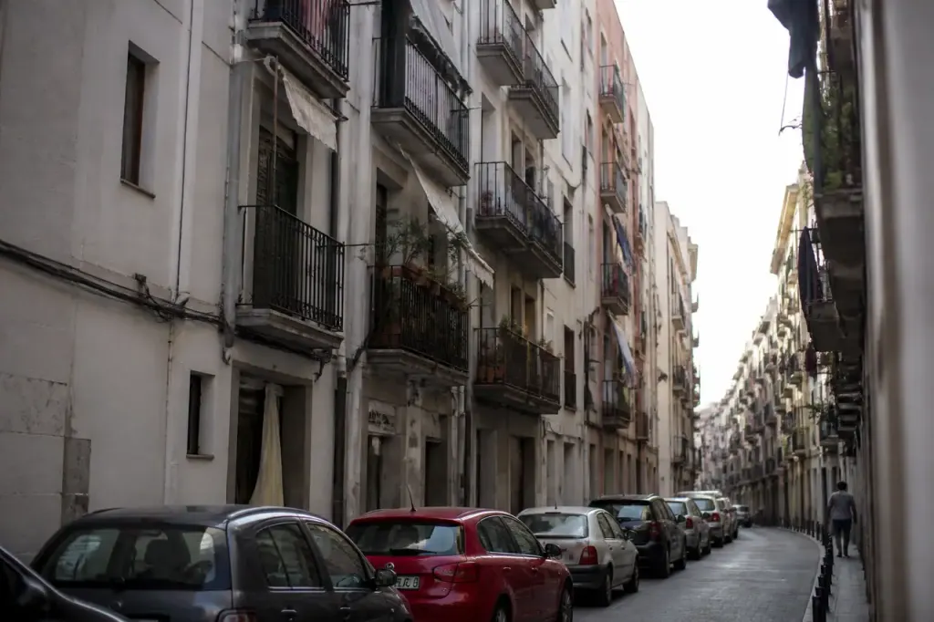 Immeubles serrés, balcons animés dans une rue passante