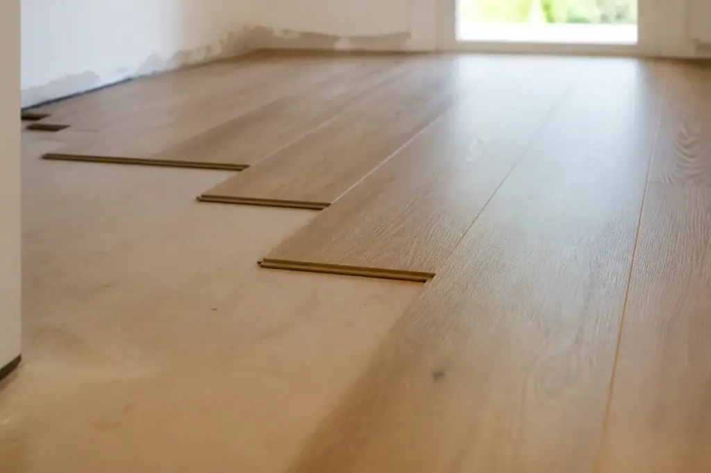 Lames de parquet clic-clac posees sur une sous-couche beige