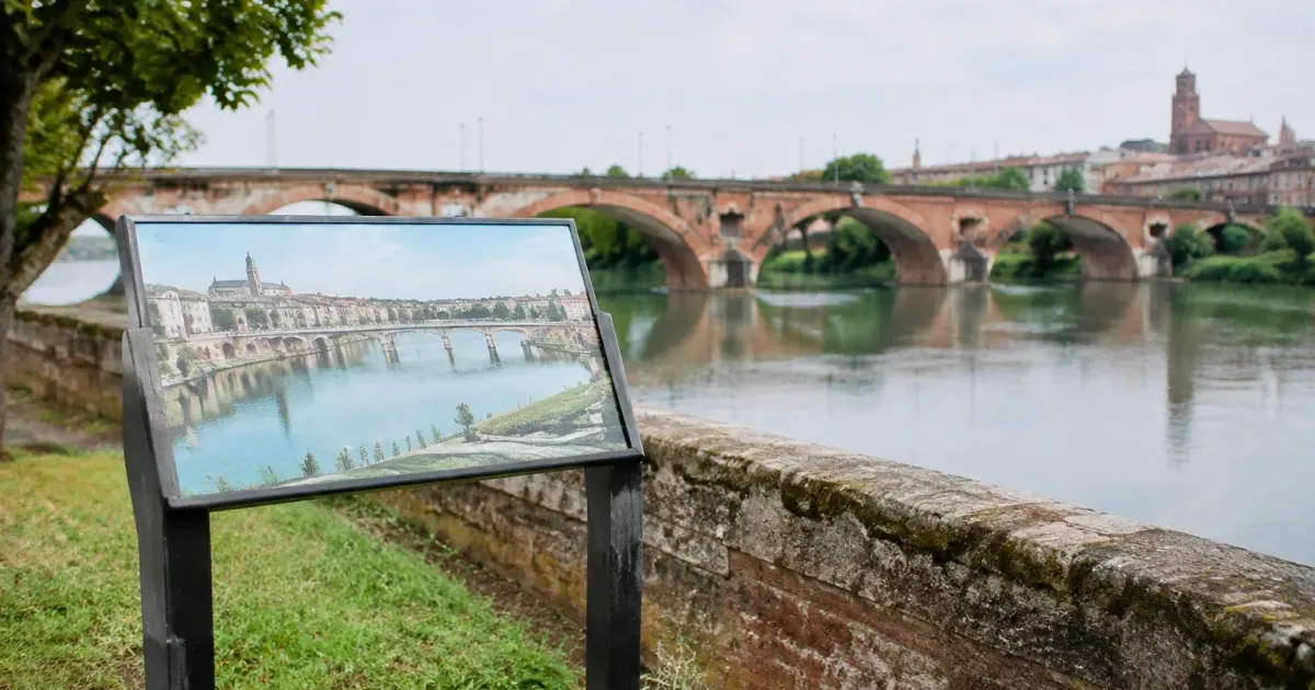 Panneau de bienvenue a Montauban devant un pont
