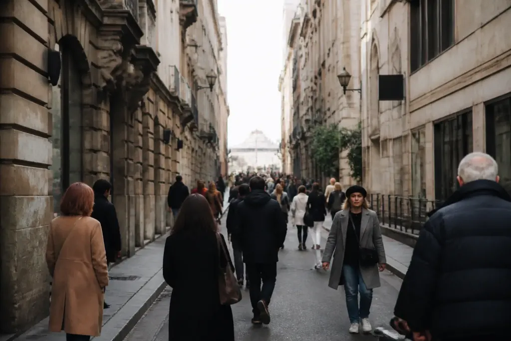 Rue animee bordee de hauts immeubles serres