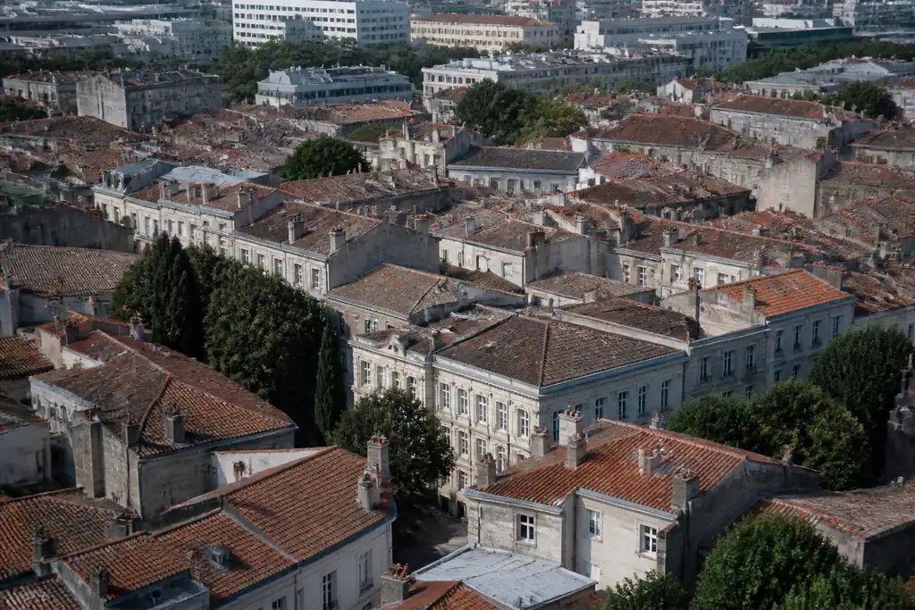 Vue aerienne du centre de Niort avec toits rouges