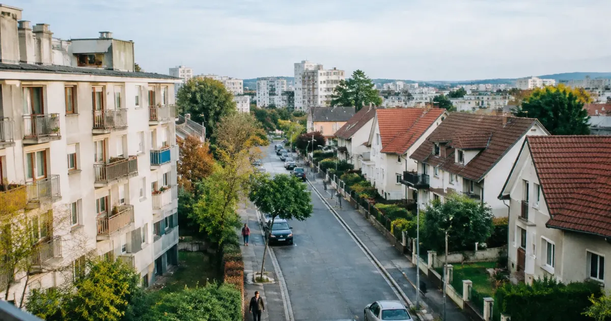 Vue aerienne de quartier avec immeubles, pavillons et passants