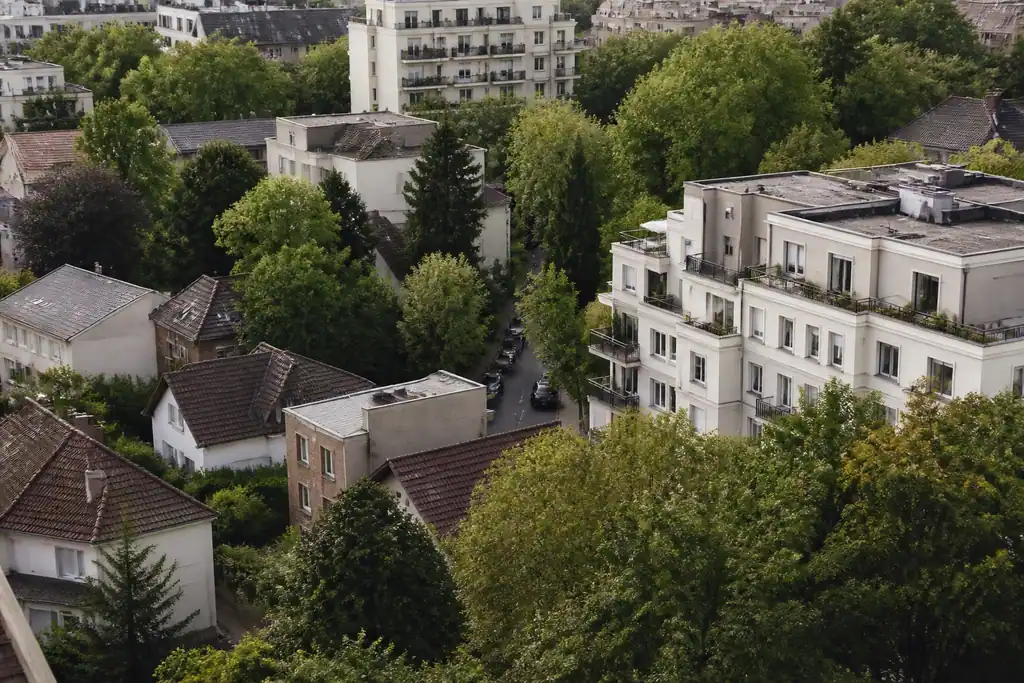 Vue aerienne de rues residentielles avec immeubles et arbres